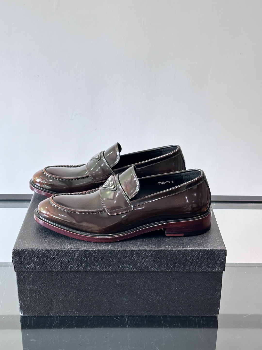 Prada男士皮鞋，选用进口擦色牛皮，光泽感满满，搭配经典金属扣件，低调又奢华✨。内里和垫脚都是进口牛皮