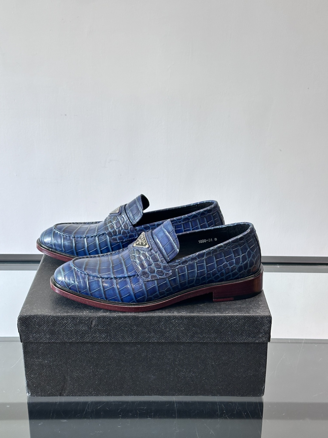 Prada男士皮鞋，选用进口擦色牛皮，光泽感满满，搭配经典金属扣件，低调又奢华✨。内里和垫脚都是进口牛皮