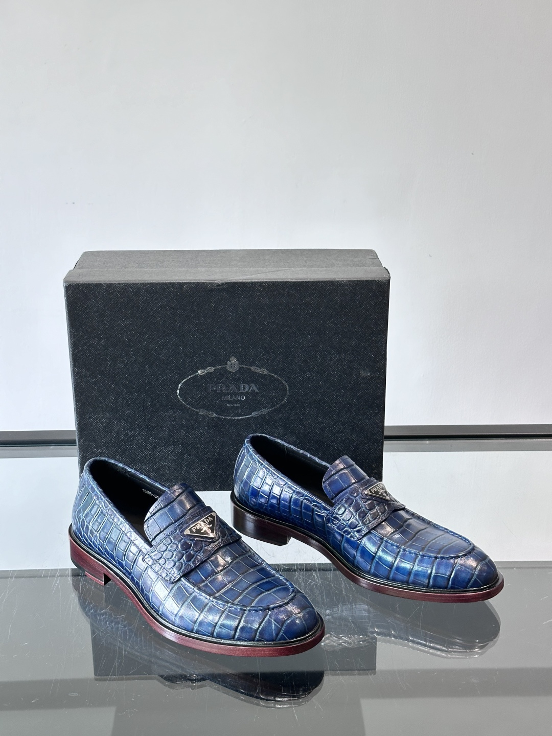 Prada男士皮鞋，选用进口擦色牛皮，光泽感满满，搭配经典金属扣件，低调又奢华✨。内里和垫脚都是进口牛皮