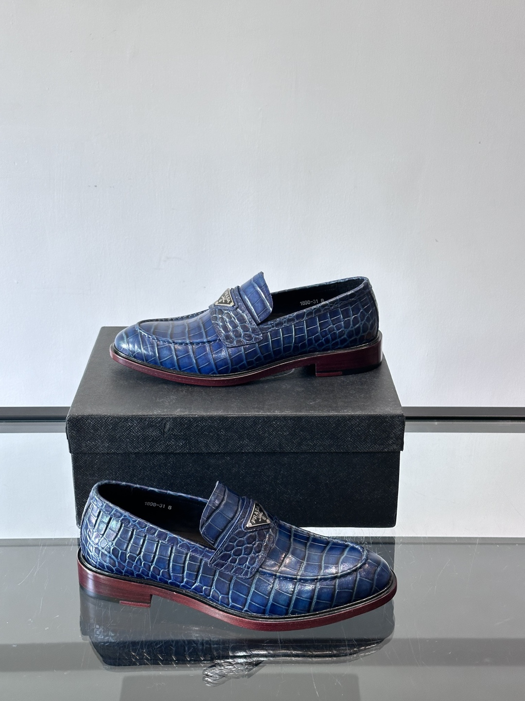 Prada男士皮鞋，选用进口擦色牛皮，光泽感满满，搭配经典金属扣件，低调又奢华✨。内里和垫脚都是进口牛皮