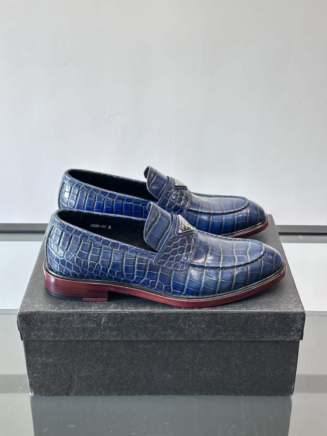 Prada男士皮鞋，选用进口擦色牛皮，光泽感满满，搭配经典金属扣件，低调又奢华✨。内里和垫脚都是进口牛皮