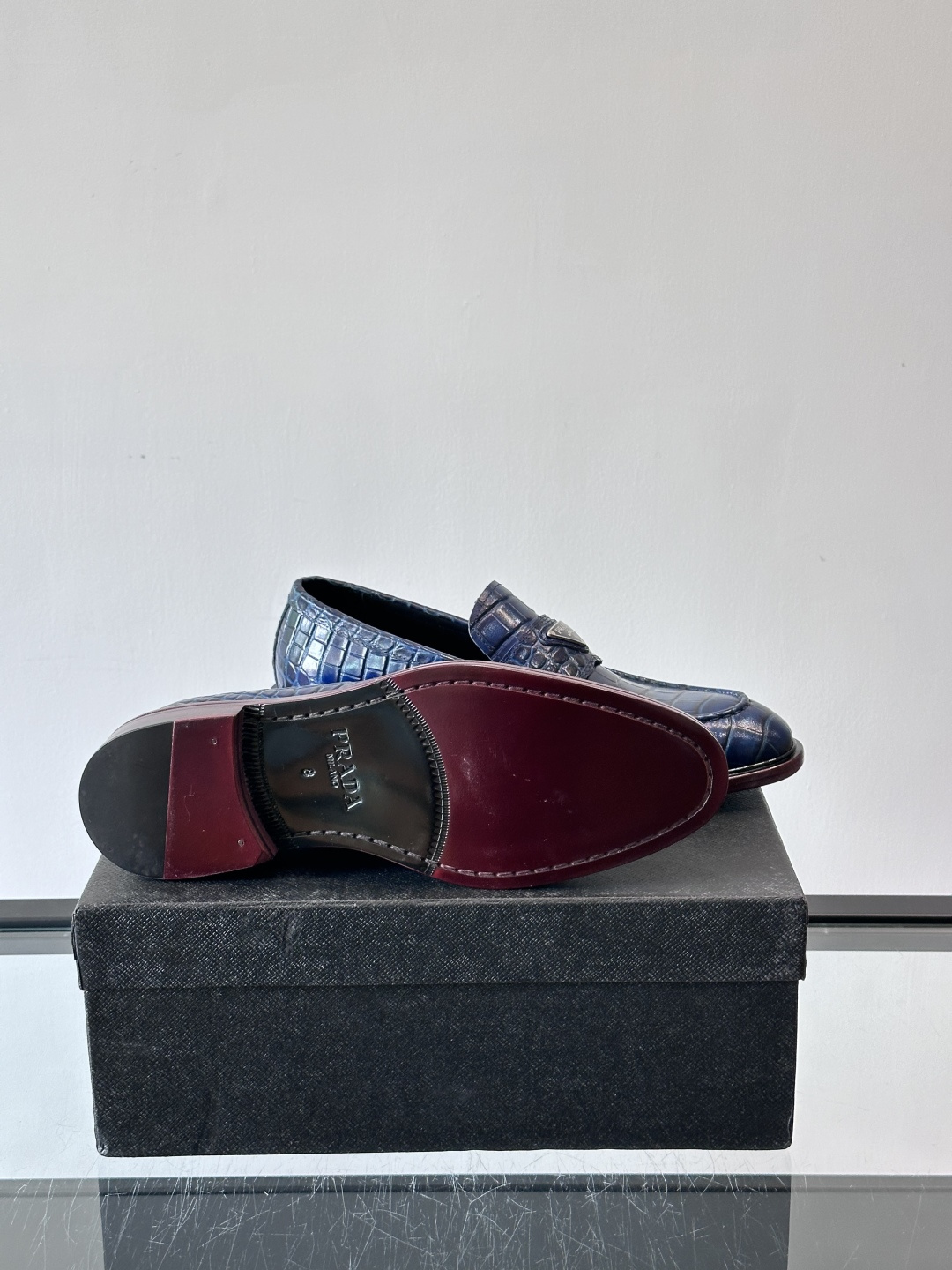 Prada男士皮鞋，选用进口擦色牛皮，光泽感满满，搭配经典金属扣件，低调又奢华✨。内里和垫脚都是进口牛皮