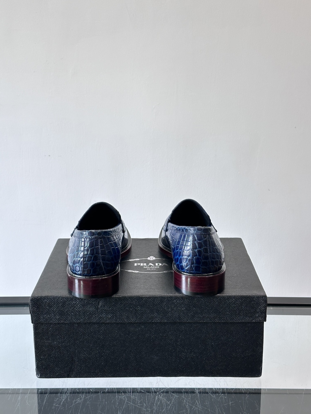 Prada男士皮鞋，选用进口擦色牛皮，光泽感满满，搭配经典金属扣件，低调又奢华✨。内里和垫脚都是进口牛皮