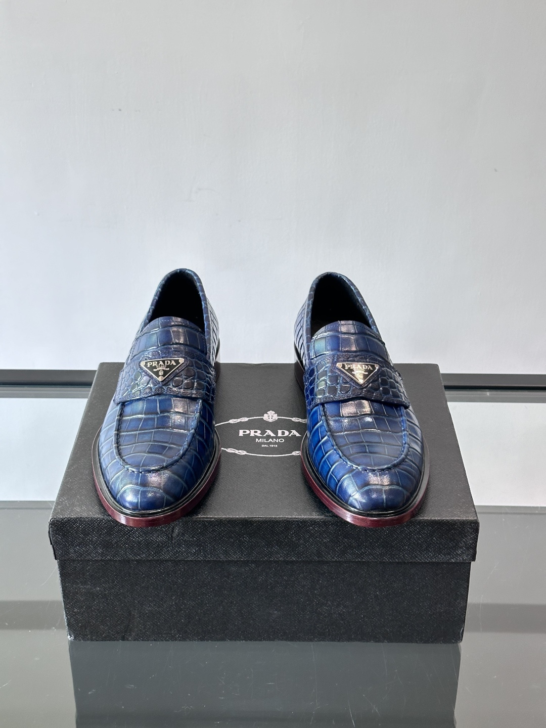 Prada男士皮鞋，选用进口擦色牛皮，光泽感满满，搭配经典金属扣件，低调又奢华✨。内里和垫脚都是进口牛皮
