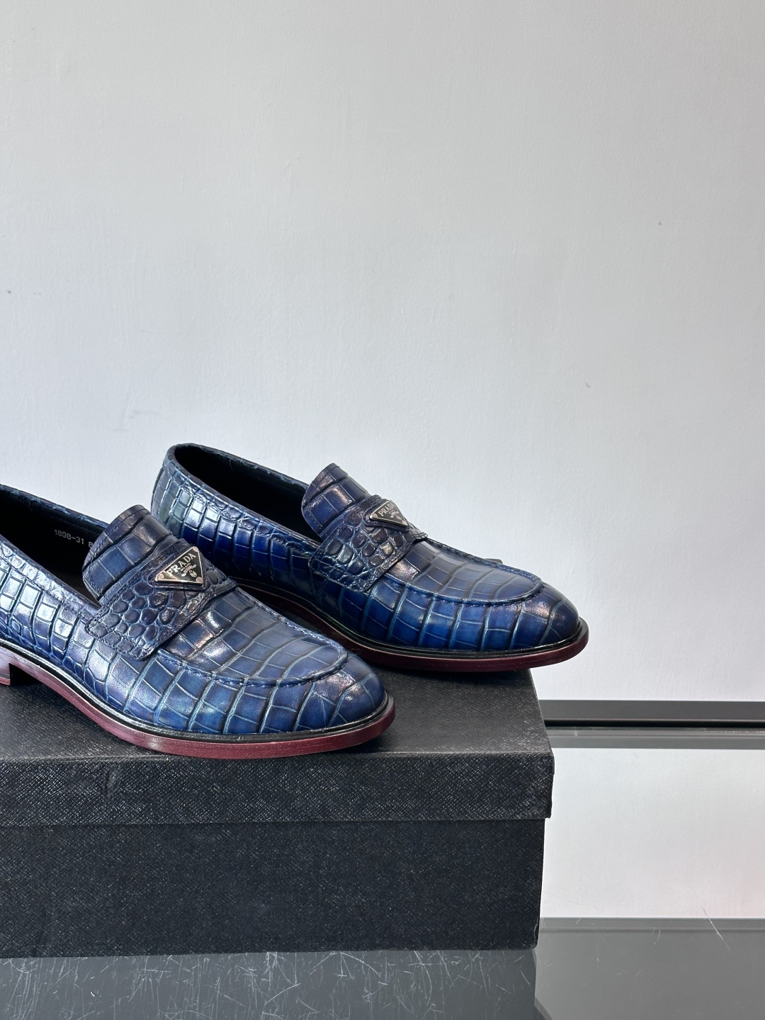 Prada男士皮鞋，选用进口擦色牛皮，光泽感满满，搭配经典金属扣件，低调又奢华✨。内里和垫脚都是进口牛皮