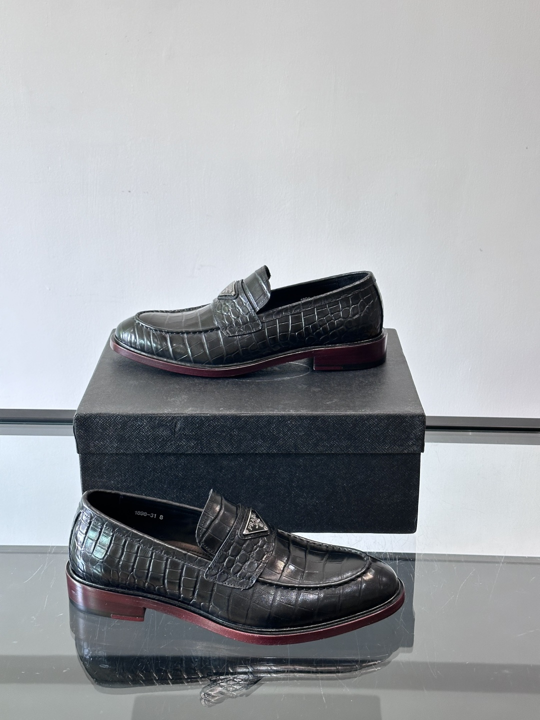 Prada男士皮鞋，选用进口擦色牛皮，光泽感满满，搭配经典金属扣件，低调又奢华✨。内里和垫脚都是进口牛皮