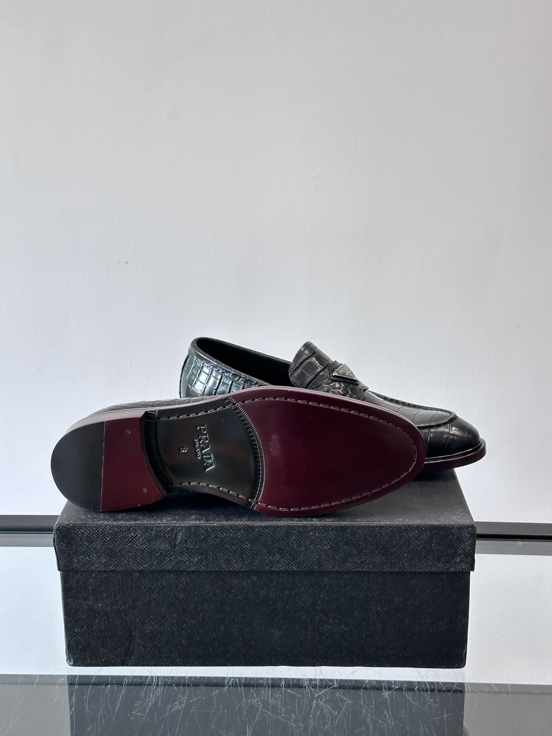 Prada男士皮鞋，选用进口擦色牛皮，光泽感满满，搭配经典金属扣件，低调又奢华✨。内里和垫脚都是进口牛皮