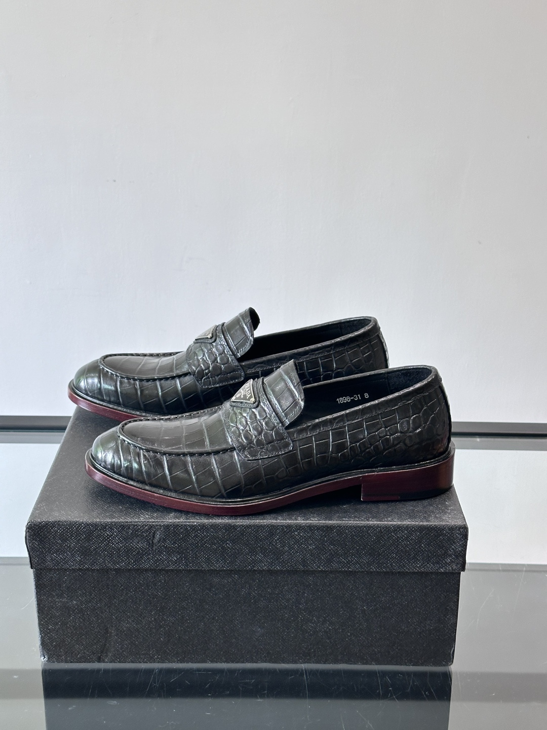 Prada男士皮鞋，选用进口擦色牛皮，光泽感满满，搭配经典金属扣件，低调又奢华✨。内里和垫脚都是进口牛皮