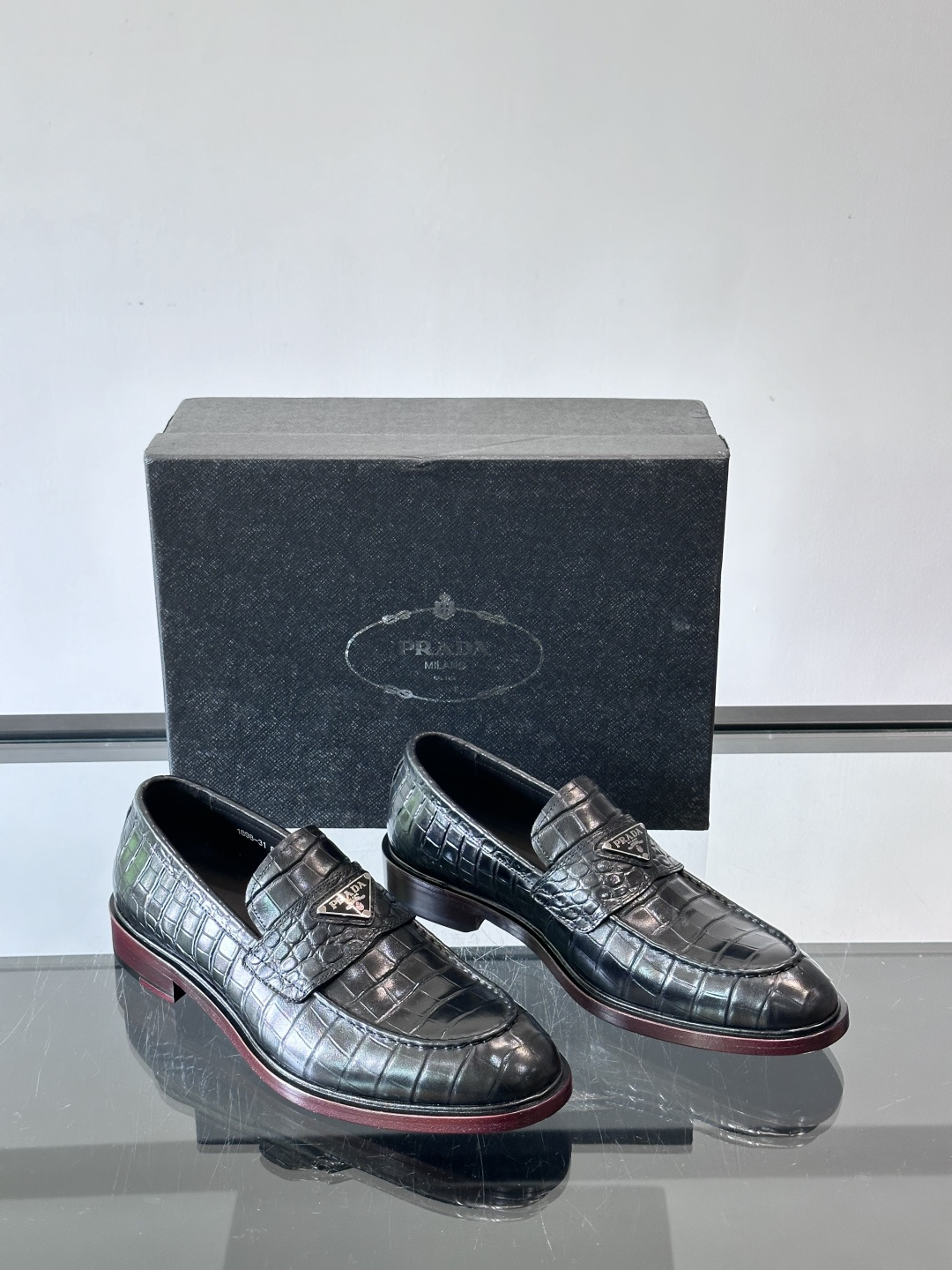 Prada男士皮鞋，选用进口擦色牛皮，光泽感满满，搭配经典金属扣件，低调又奢华✨。内里和垫脚都是进口牛皮