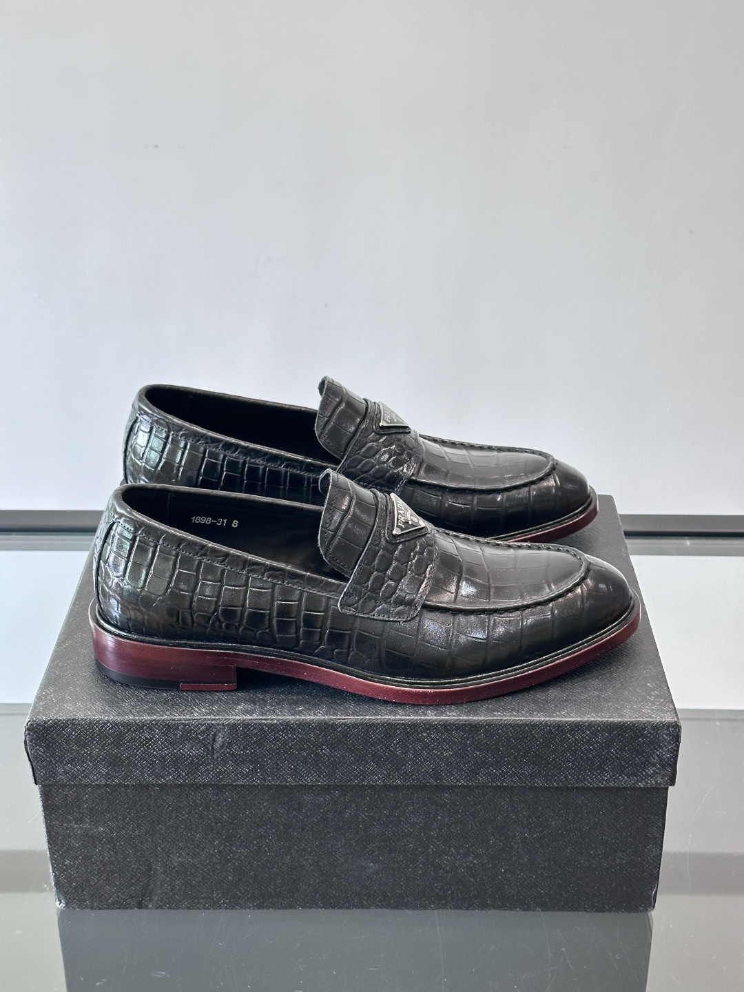 NO:575549,Prada men's leather shoes are made of imported polished cowhide, full of luster, with classic metal fasteners, low-key and luxurious. The lining and foot pads are made of imported cowhide, which is super comfortable to wear and suitable for long walks. The dark brown + red soles are retro and fashionable, and can be easily worn for business and leisure. The shoes are stiff and can be worn without a high instep. They are great for commuting or light luxury occasions. They are a must-have item to enhance the texture of your outfit. , size 38-46, Prada  leather shoes,prada,prada,cowhide19860909Prada男士皮鞋,选用进口擦色牛皮,光泽感满满,搭配经典金属扣件,低调又奢华.内里和垫脚都是进口牛皮,穿着超舒适,适合长时间行走.深棕色+红色鞋底,复古又时髦,商务休闲都能轻松驾驭.鞋型硬挺,脚背不高也能穿,通勤或轻奢场合都很出彩,是提升穿搭质感的必备单品. ,size38-46,普拉达 皮鞋,prada,prada,cowhide,Men's shoes