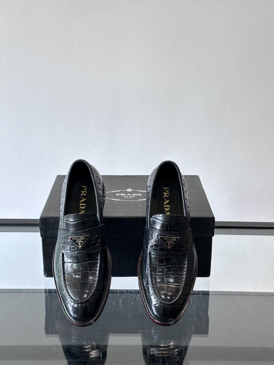 Prada男士皮鞋，选用进口擦色牛皮，光泽感满满，搭配经典金属扣件，低调又奢华✨。内里和垫脚都是进口牛皮