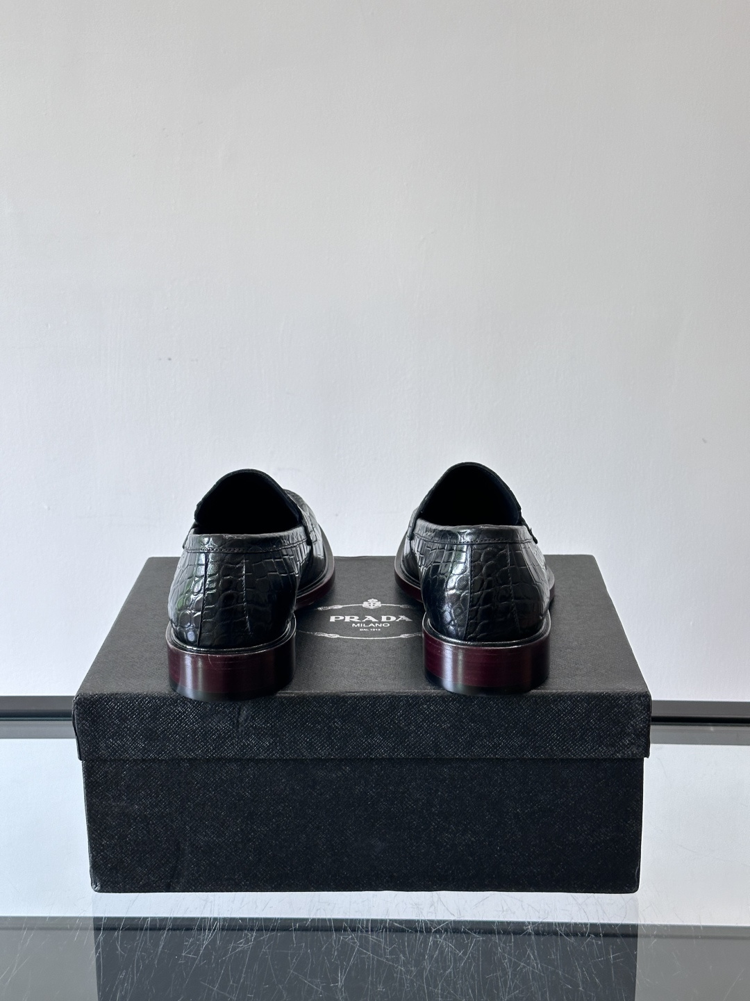 Prada男士皮鞋，选用进口擦色牛皮，光泽感满满，搭配经典金属扣件，低调又奢华✨。内里和垫脚都是进口牛皮