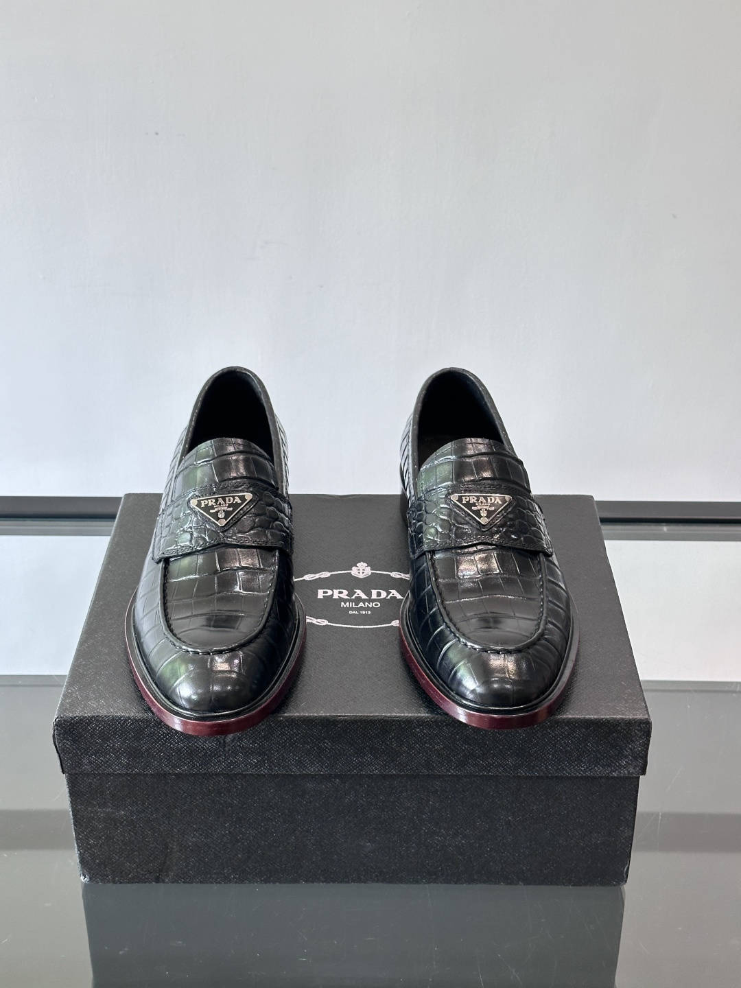 Prada男士皮鞋，选用进口擦色牛皮，光泽感满满，搭配经典金属扣件，低调又奢华✨。内里和垫脚都是进口牛皮