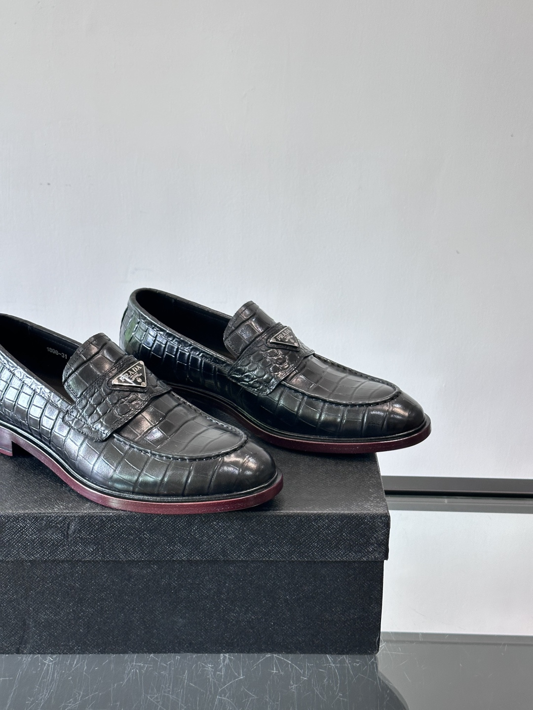 Prada男士皮鞋，选用进口擦色牛皮，光泽感满满，搭配经典金属扣件，低调又奢华✨。内里和垫脚都是进口牛皮