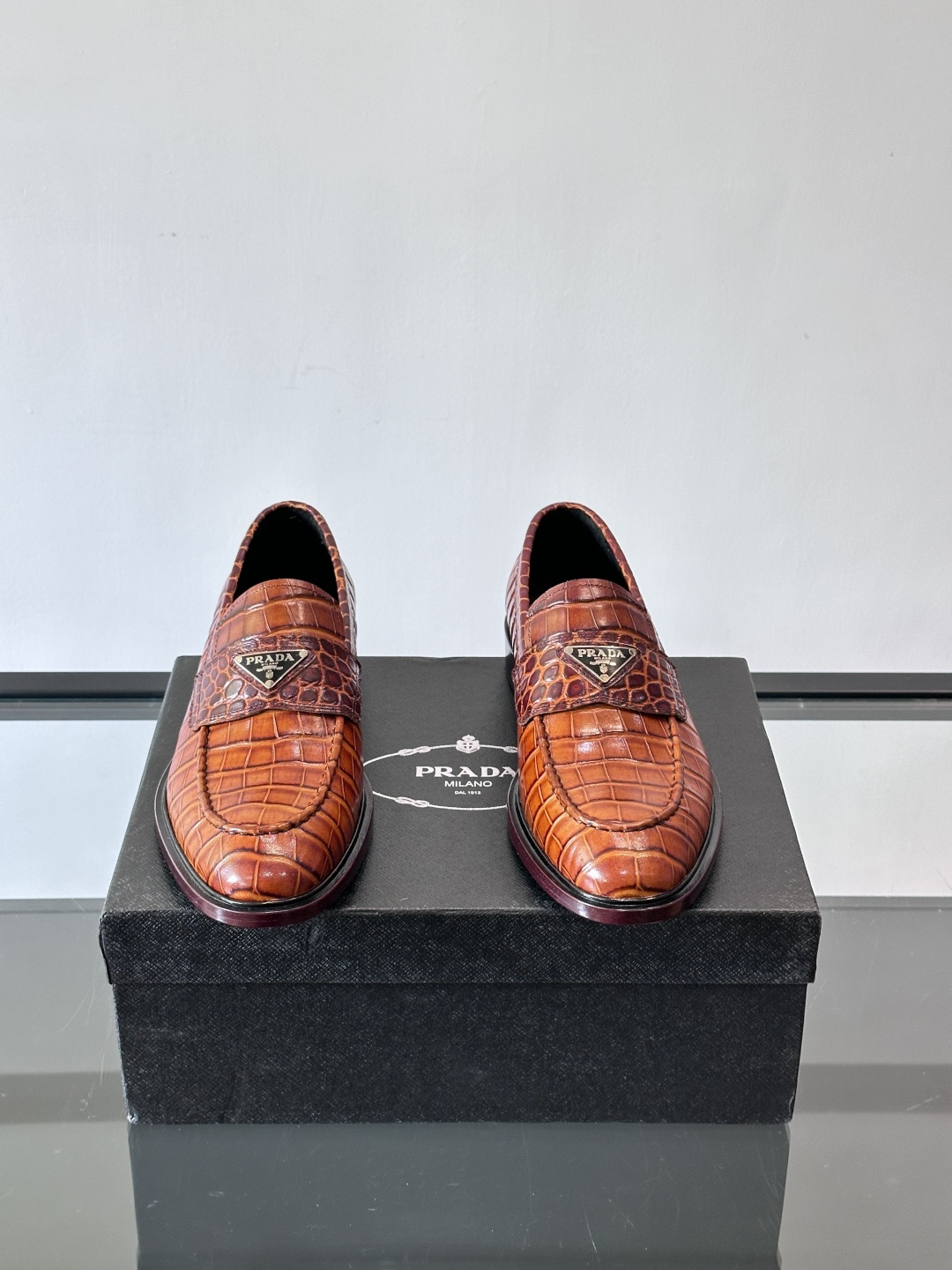 Prada男士皮鞋，选用进口擦色牛皮，光泽感满满，搭配经典金属扣件，低调又奢华✨。内里和垫脚都是进口牛皮