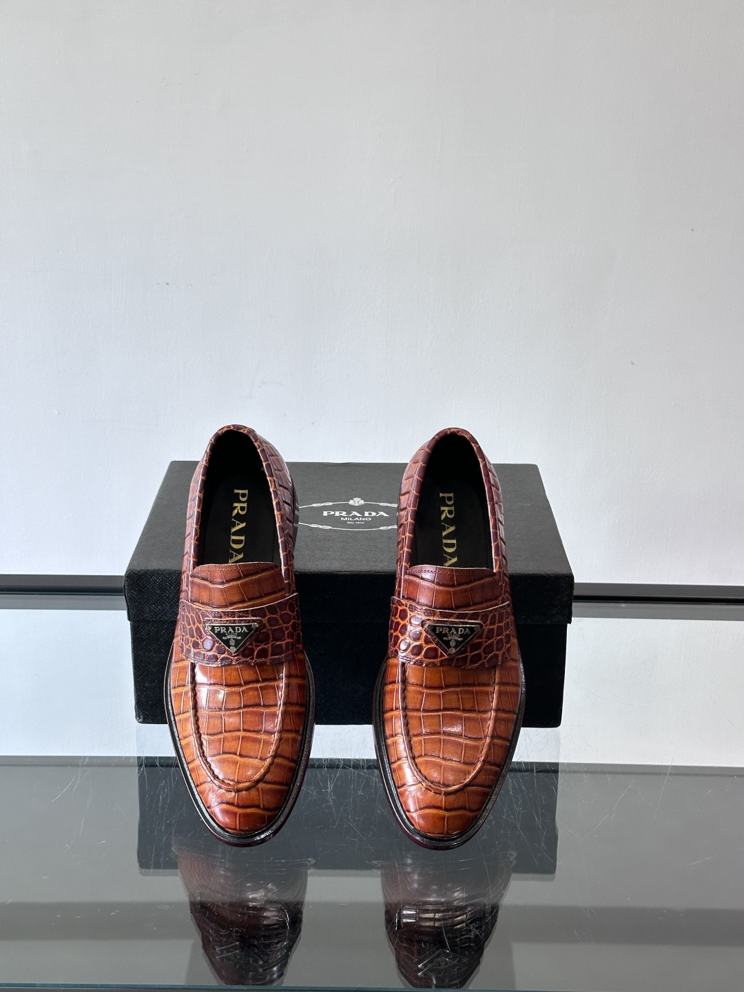 Prada男士皮鞋，选用进口擦色牛皮，光泽感满满，搭配经典金属扣件，低调又奢华✨。内里和垫脚都是进口牛皮