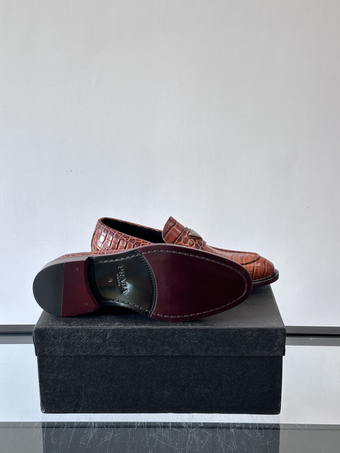 Prada男士皮鞋，选用进口擦色牛皮，光泽感满满，搭配经典金属扣件，低调又奢华✨。内里和垫脚都是进口牛皮