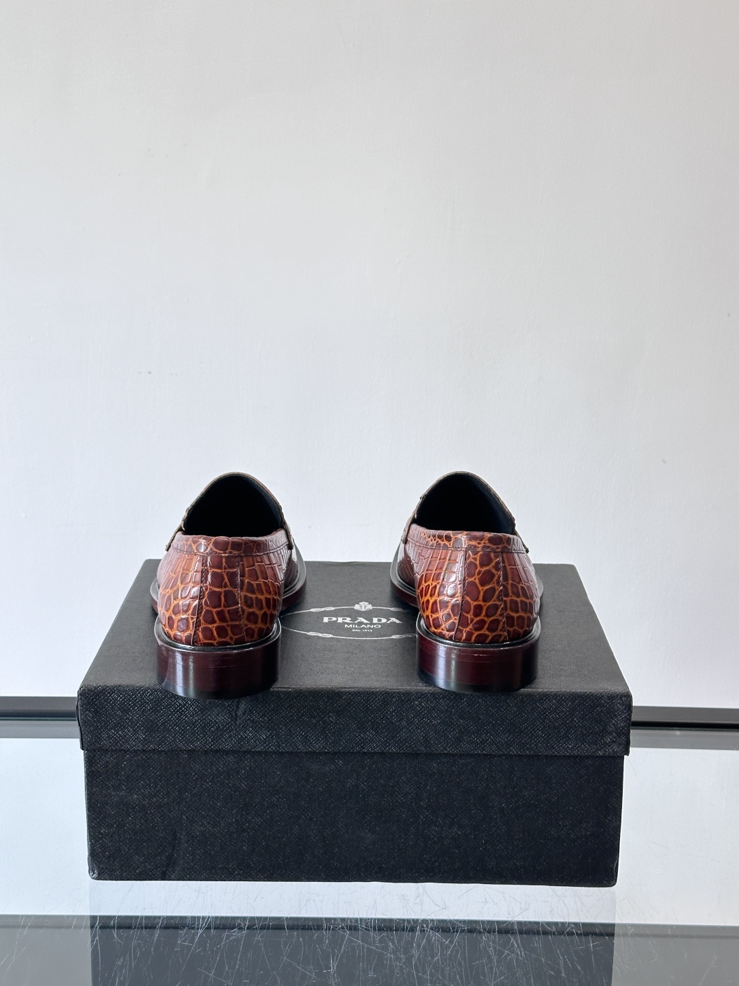 Prada男士皮鞋，选用进口擦色牛皮，光泽感满满，搭配经典金属扣件，低调又奢华✨。内里和垫脚都是进口牛皮