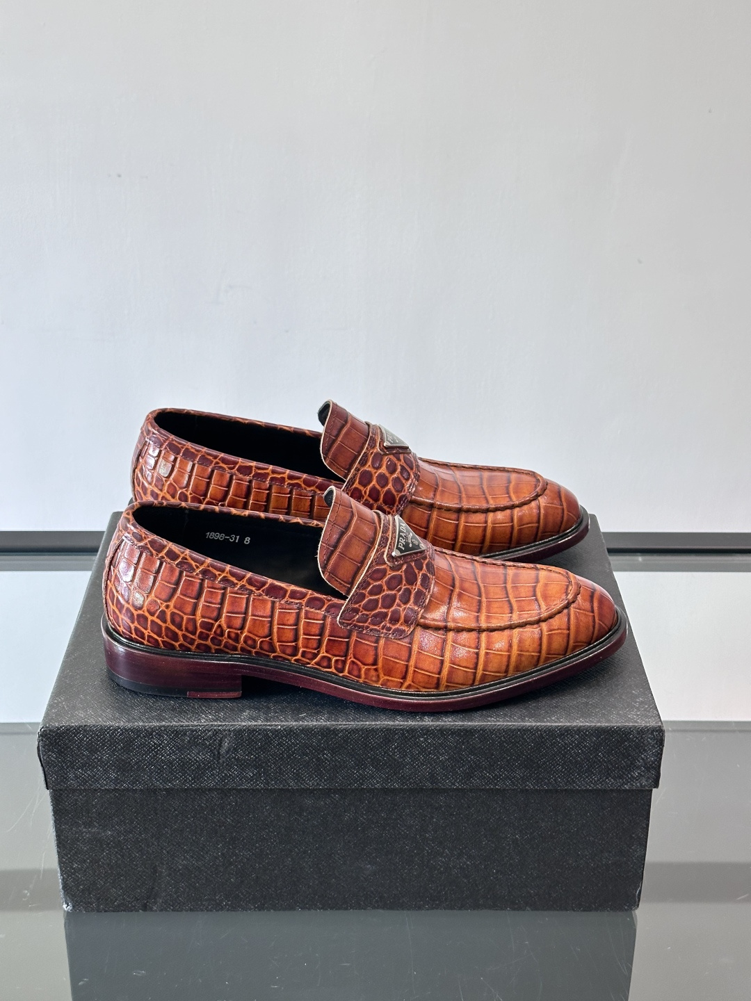 Prada男士皮鞋，选用进口擦色牛皮，光泽感满满，搭配经典金属扣件，低调又奢华✨。内里和垫脚都是进口牛皮