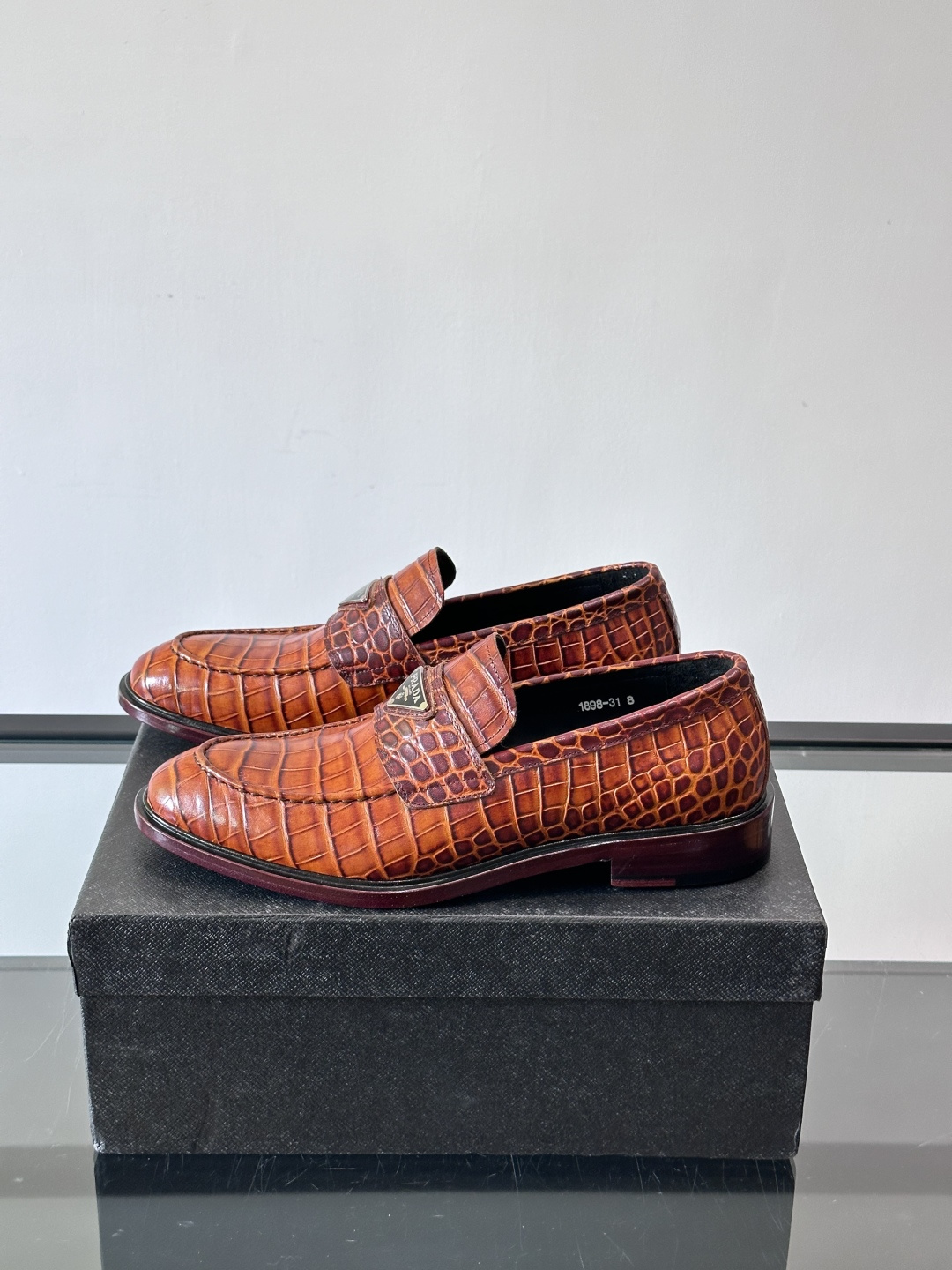 Prada男士皮鞋，选用进口擦色牛皮，光泽感满满，搭配经典金属扣件，低调又奢华✨。内里和垫脚都是进口牛皮