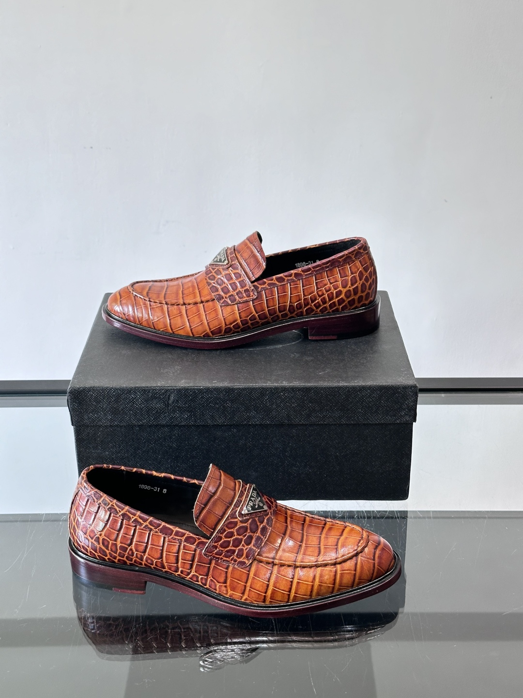 Prada男士皮鞋，选用进口擦色牛皮，光泽感满满，搭配经典金属扣件，低调又奢华✨。内里和垫脚都是进口牛皮