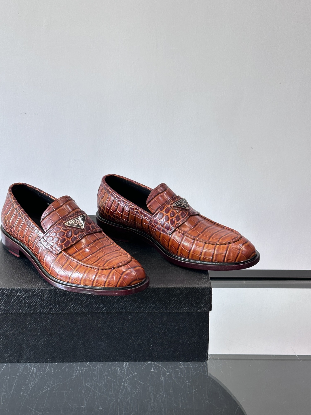 Prada男士皮鞋，选用进口擦色牛皮，光泽感满满，搭配经典金属扣件，低调又奢华✨。内里和垫脚都是进口牛皮