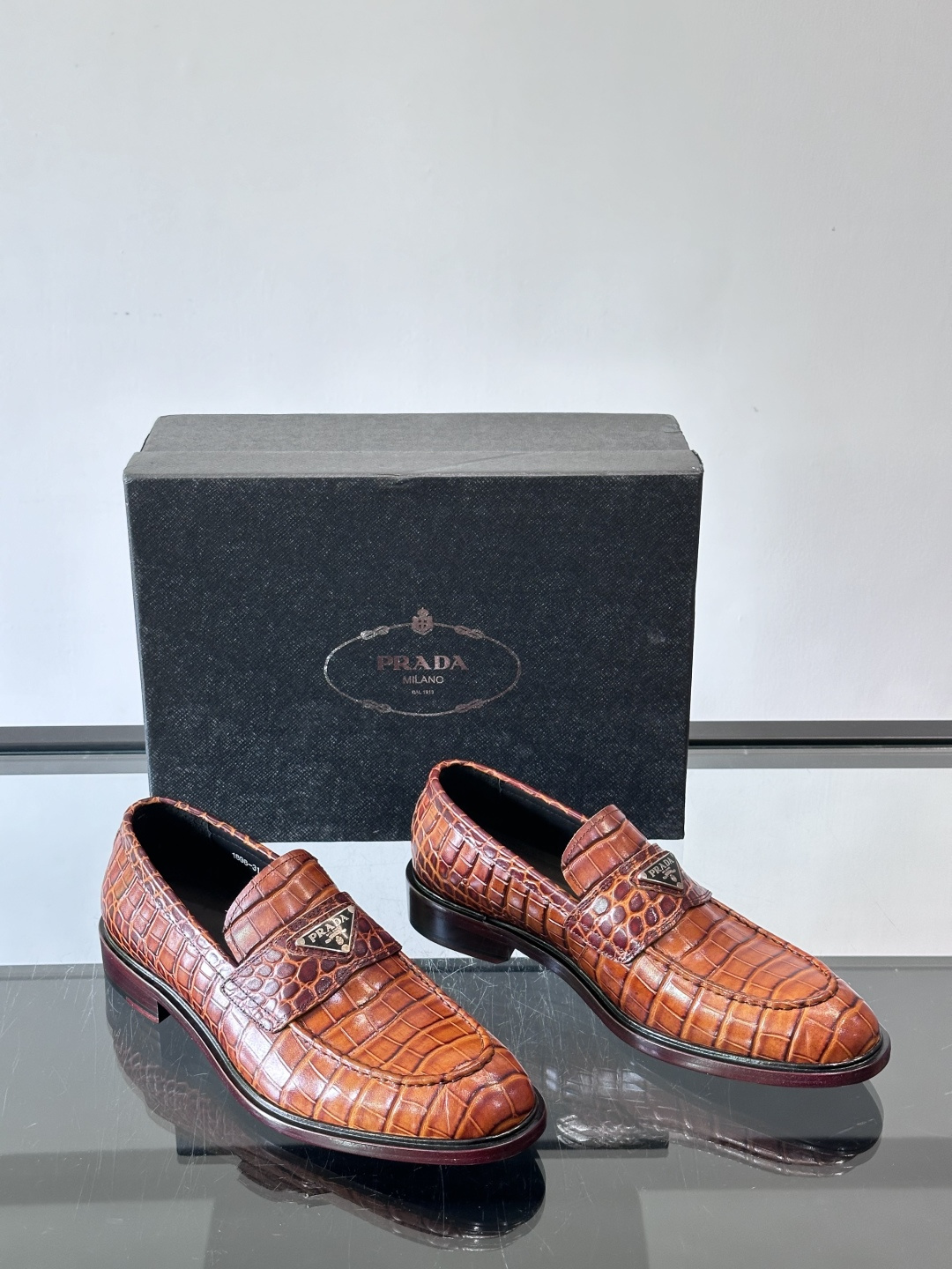 Prada男士皮鞋，选用进口擦色牛皮，光泽感满满，搭配经典金属扣件，低调又奢华✨。内里和垫脚都是进口牛皮