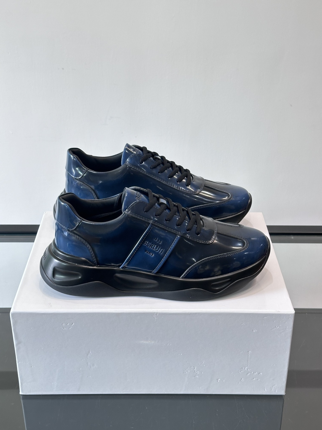 Berluti镜面金属运动鞋，意大利奢侈品牌出品，鞋面采用高光泽金属漆皮，未来感满满！鞋侧有品牌标志，细