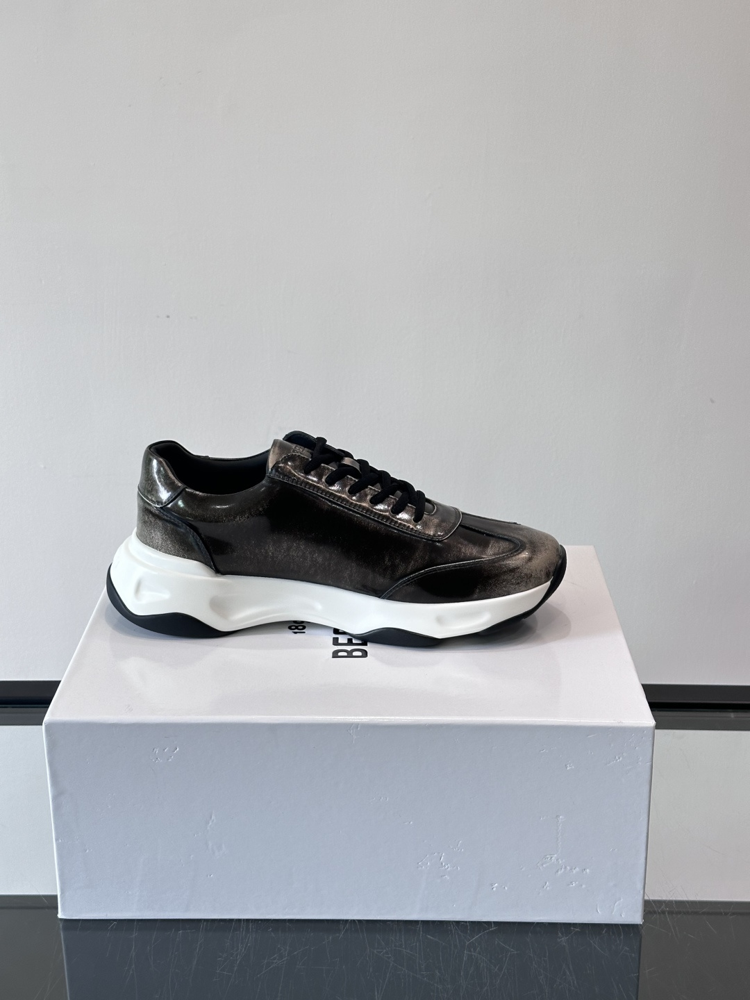 Berluti镜面金属运动鞋，意大利奢侈品牌出品，鞋面采用高光泽金属漆皮，未来感满满！鞋侧有品牌标志，细