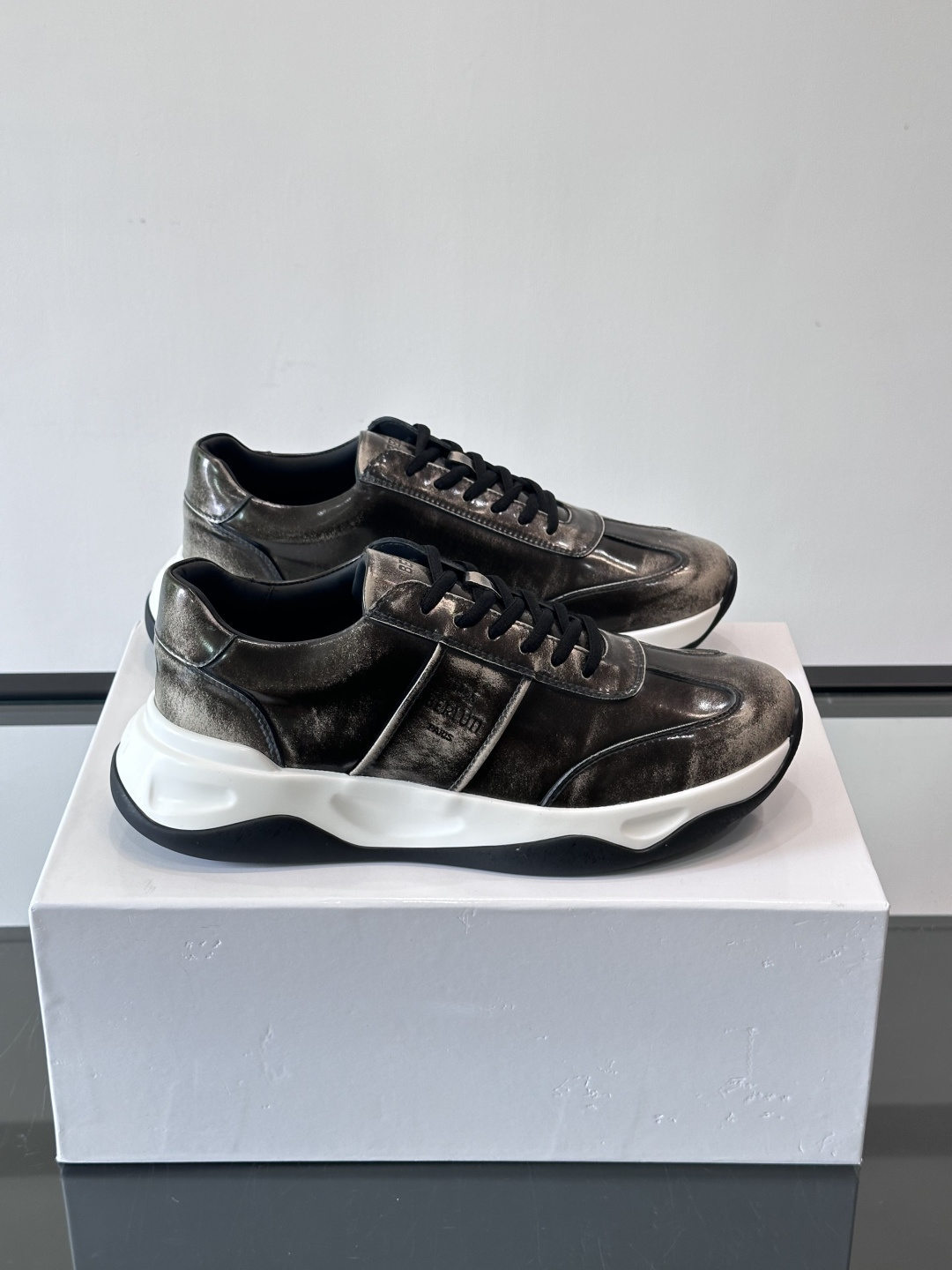 Berluti镜面金属运动鞋，意大利奢侈品牌出品，鞋面采用高光泽金属漆皮，未来感满满！鞋侧有品牌标志，细