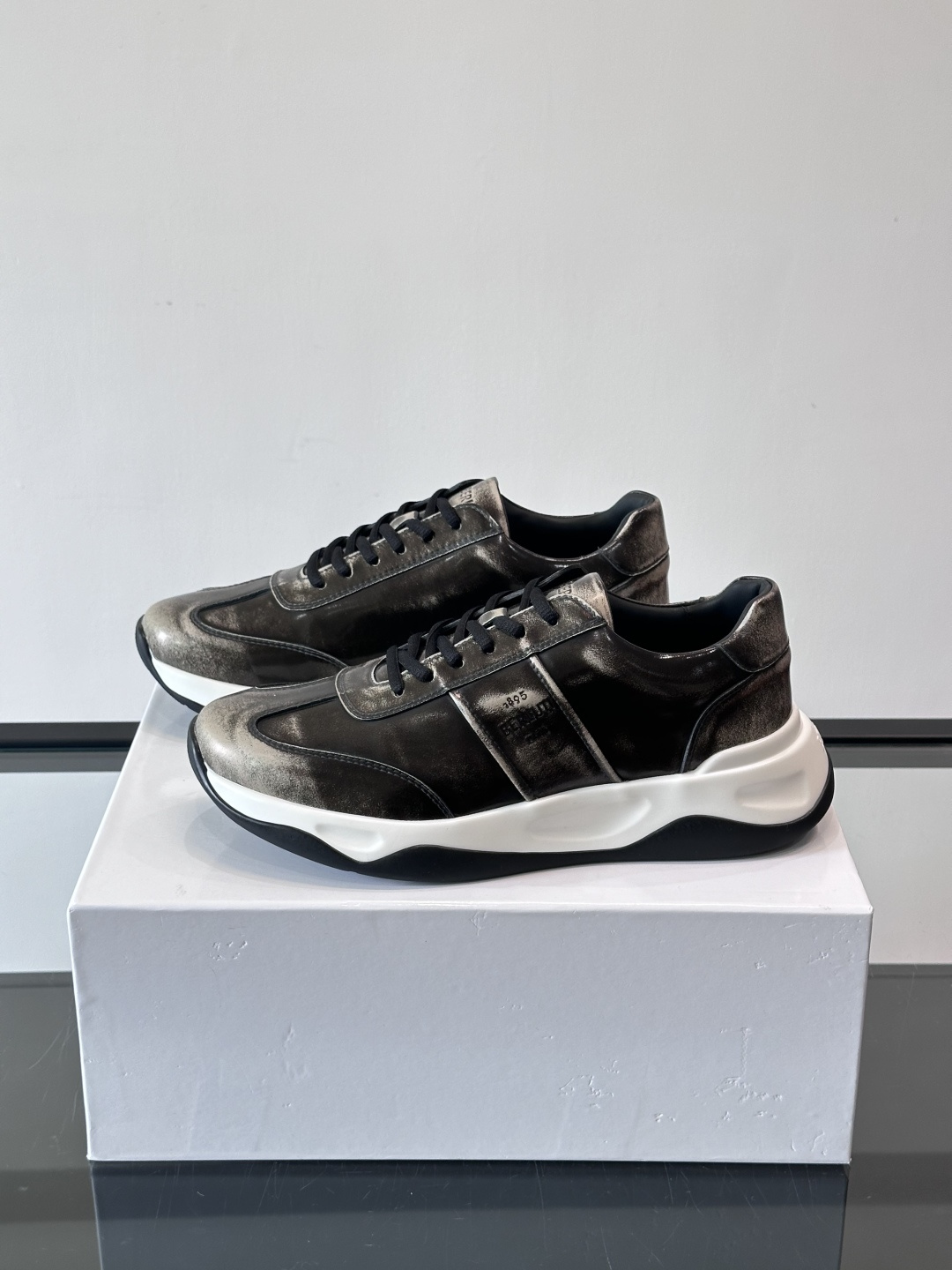 Berluti镜面金属运动鞋，意大利奢侈品牌出品，鞋面采用高光泽金属漆皮，未来感满满！鞋侧有品牌标志，细