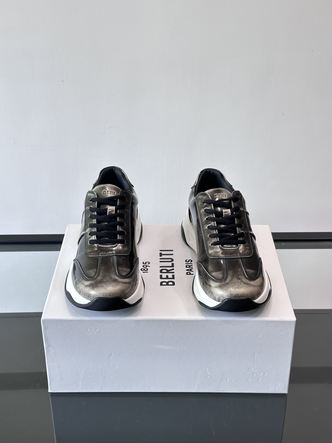 Berluti镜面金属运动鞋，意大利奢侈品牌出品，鞋面采用高光泽金属漆皮，未来感满满！鞋侧有品牌标志，细