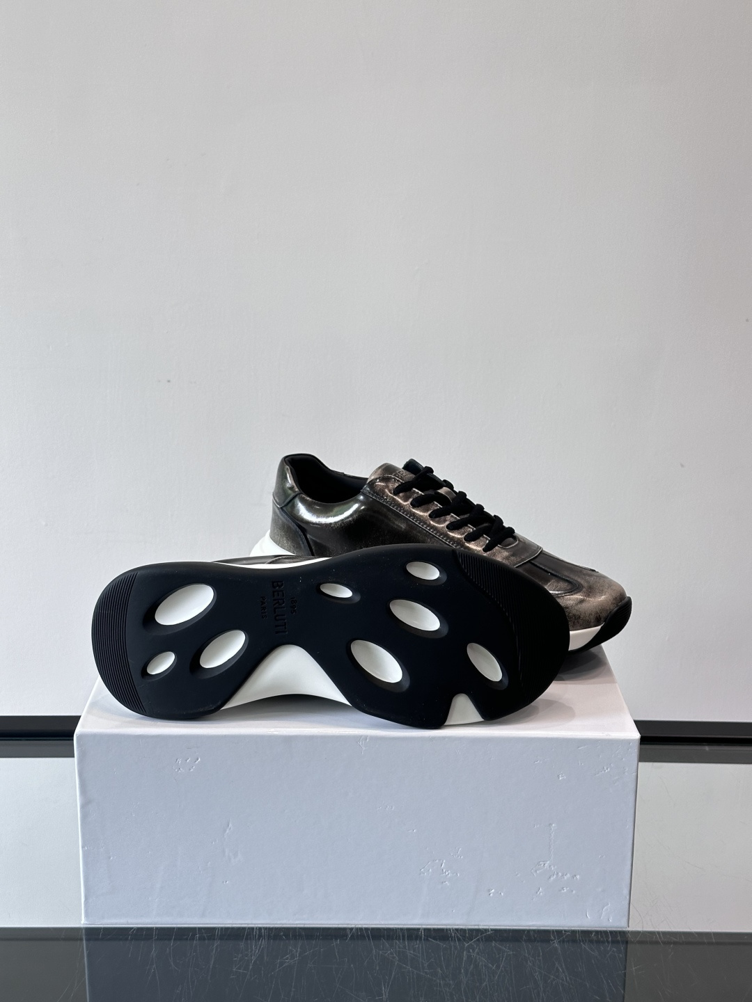 Berluti镜面金属运动鞋，意大利奢侈品牌出品，鞋面采用高光泽金属漆皮，未来感满满！鞋侧有品牌标志，细