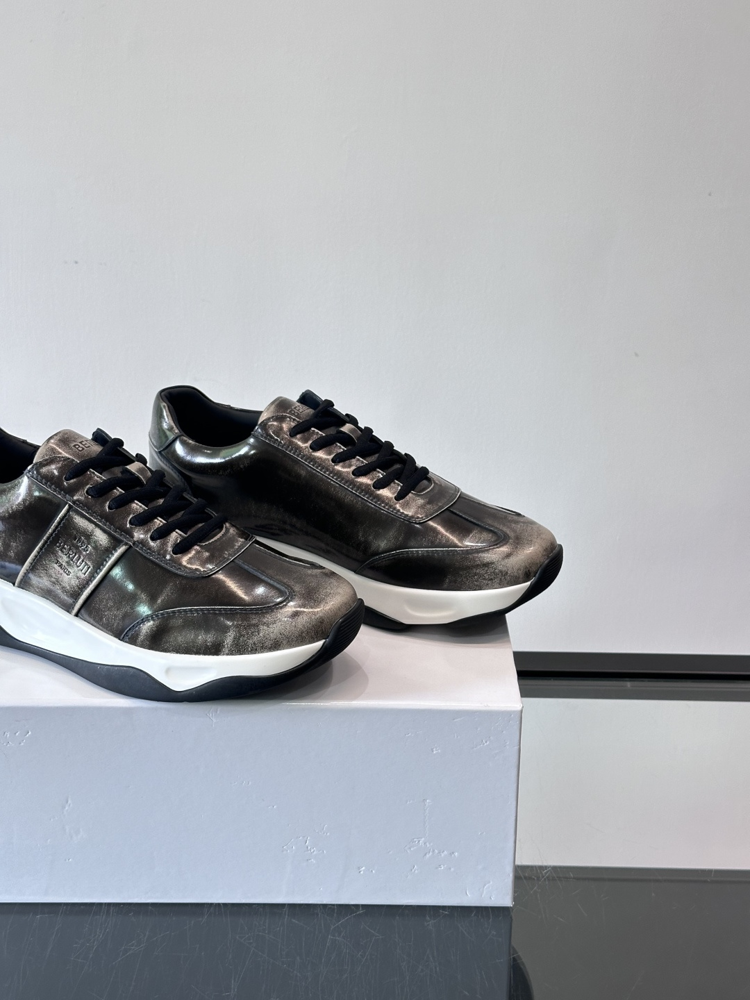 Berluti镜面金属运动鞋，意大利奢侈品牌出品，鞋面采用高光泽金属漆皮，未来感满满！鞋侧有品牌标志，细