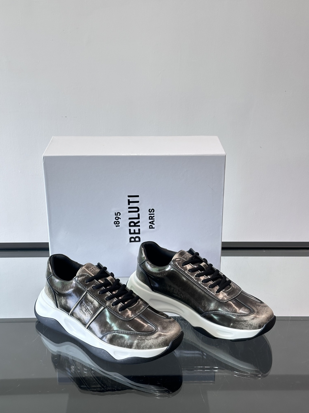 Berluti镜面金属运动鞋，意大利奢侈品牌出品，鞋面采用高光泽金属漆皮，未来感满满！鞋侧有品牌标志，细