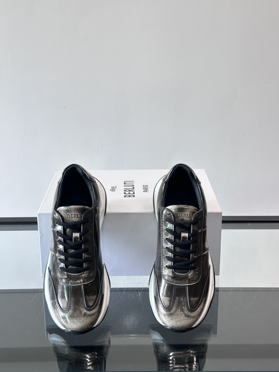 Berluti镜面金属运动鞋，意大利奢侈品牌出品，鞋面采用高光泽金属漆皮，未来感满满！鞋侧有品牌标志，细