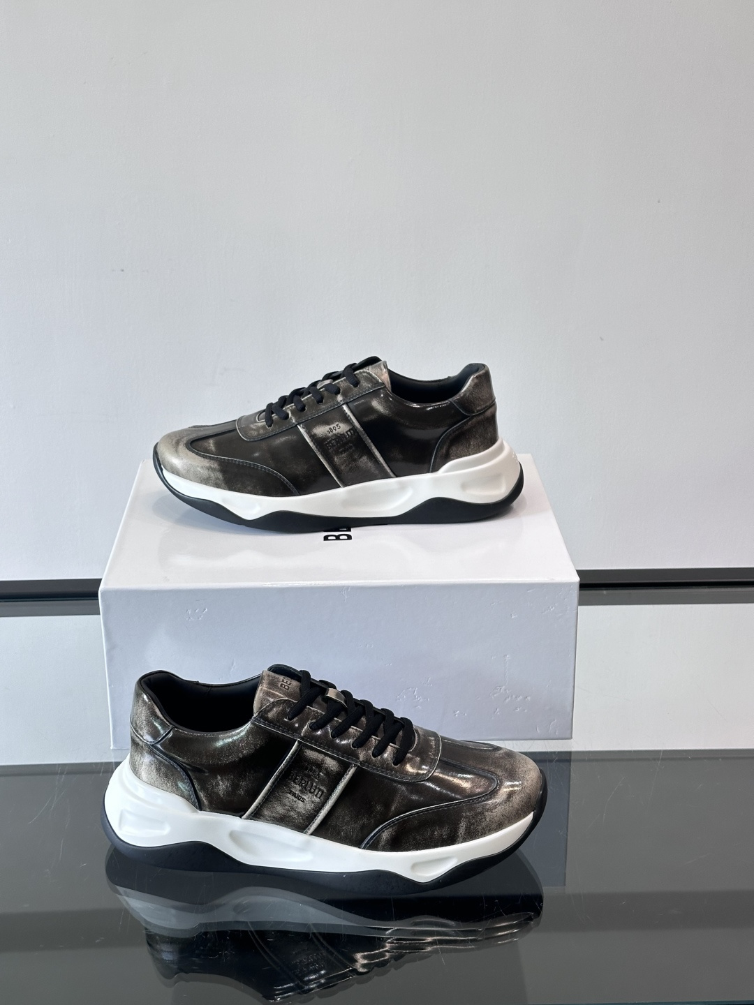 Berluti镜面金属运动鞋，意大利奢侈品牌出品，鞋面采用高光泽金属漆皮，未来感满满！鞋侧有品牌标志，细