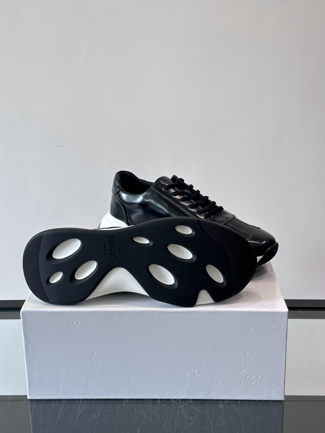 Berluti镜面金属运动鞋，意大利奢侈品牌出品，鞋面采用高光泽金属漆皮，未来感满满！鞋侧有品牌标志，细