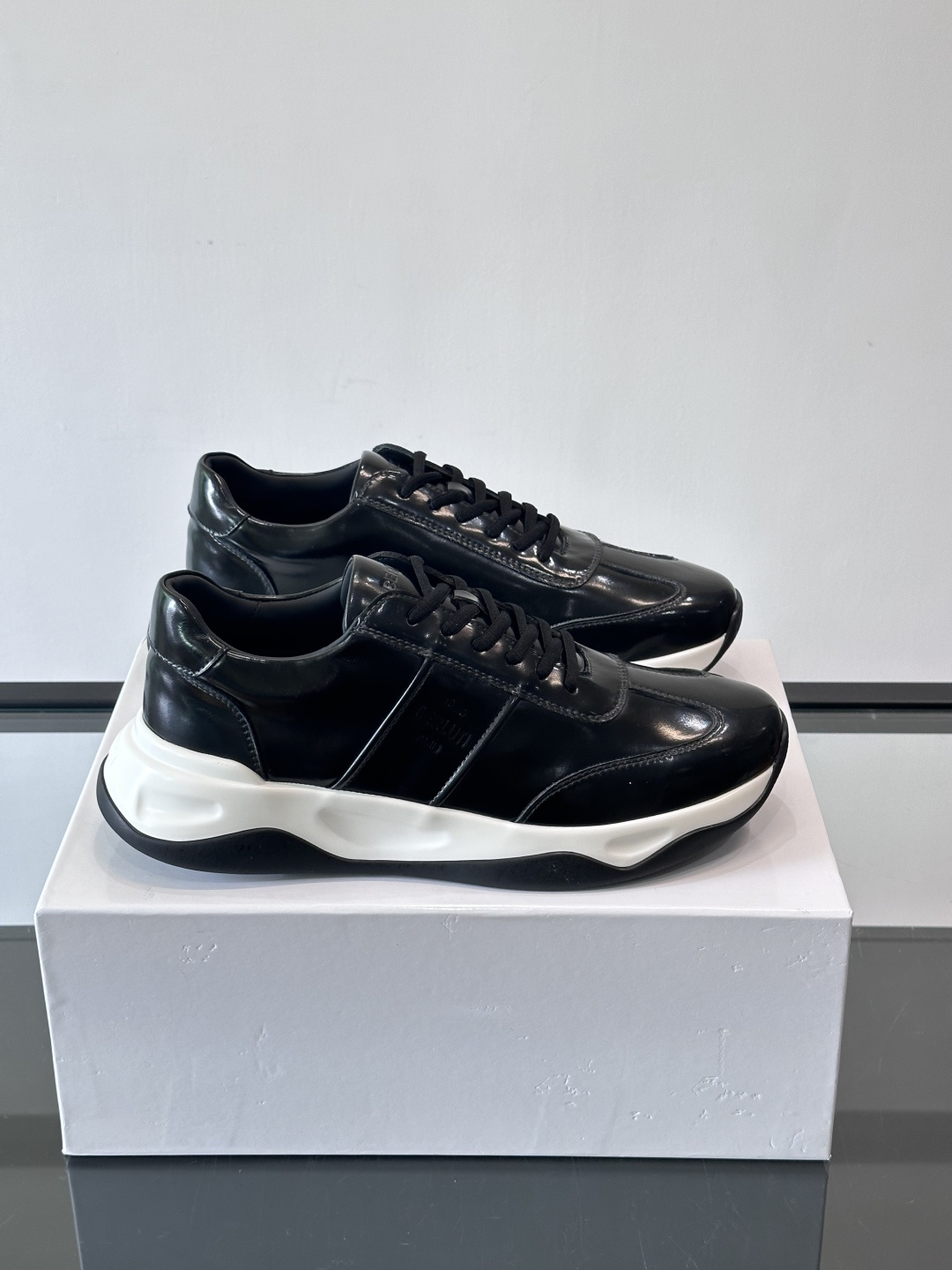 Berluti镜面金属运动鞋，意大利奢侈品牌出品，鞋面采用高光泽金属漆皮，未来感满满！鞋侧有品牌标志，细