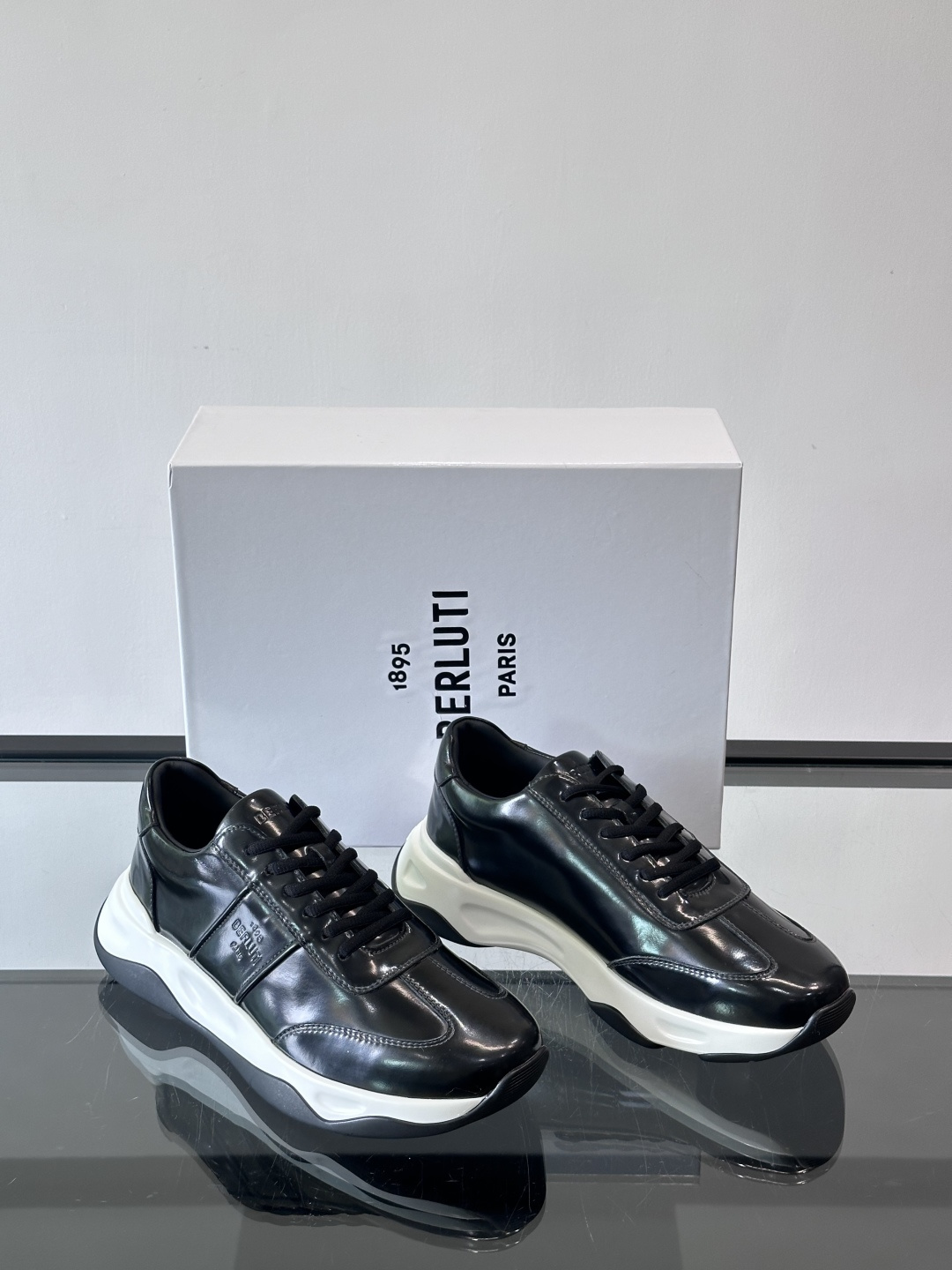 Berluti镜面金属运动鞋，意大利奢侈品牌出品，鞋面采用高光泽金属漆皮，未来感满满！鞋侧有品牌标志，细