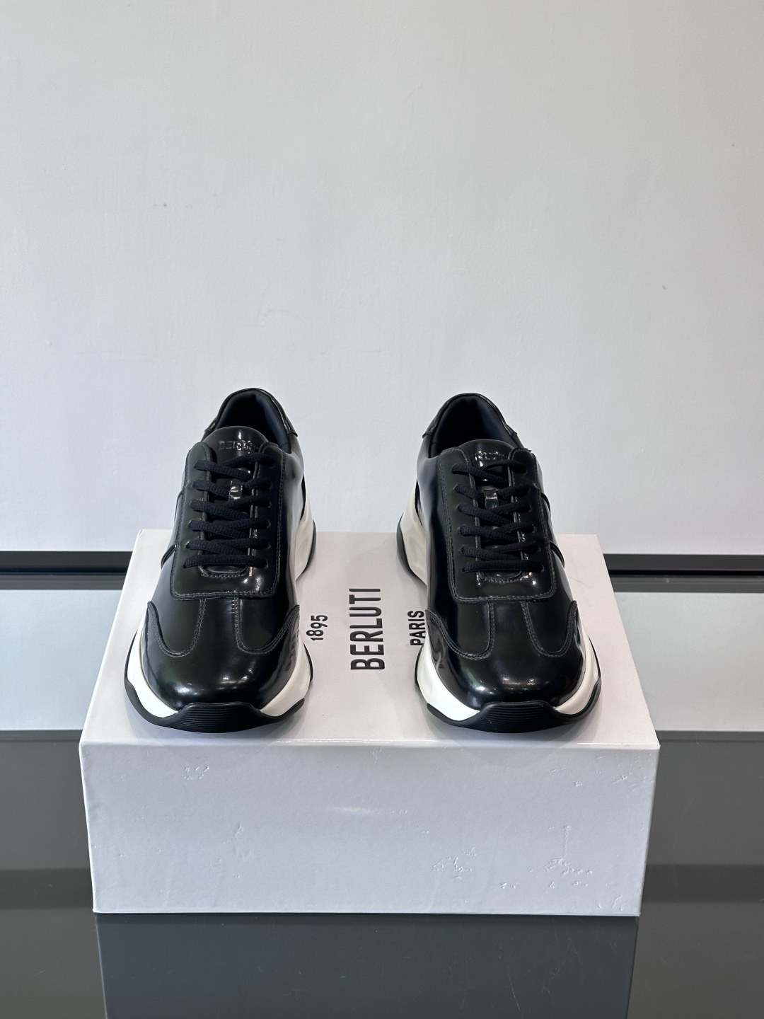 Berluti镜面金属运动鞋，意大利奢侈品牌出品，鞋面采用高光泽金属漆皮，未来感满满！鞋侧有品牌标志，细