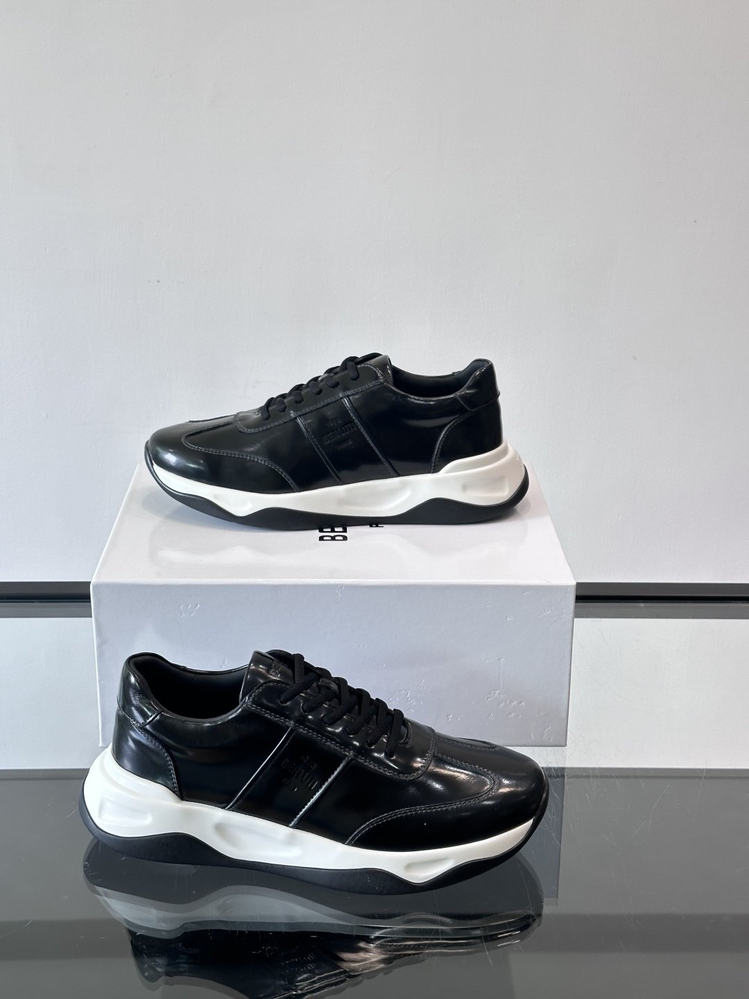 Berluti镜面金属运动鞋，意大利奢侈品牌出品，鞋面采用高光泽金属漆皮，未来感满满！鞋侧有品牌标志，细