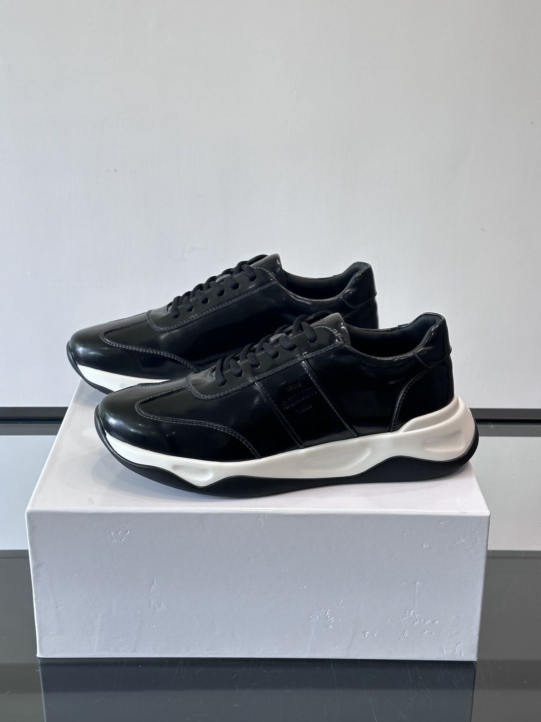 Berluti镜面金属运动鞋，意大利奢侈品牌出品，鞋面采用高光泽金属漆皮，未来感满满！鞋侧有品牌标志，细