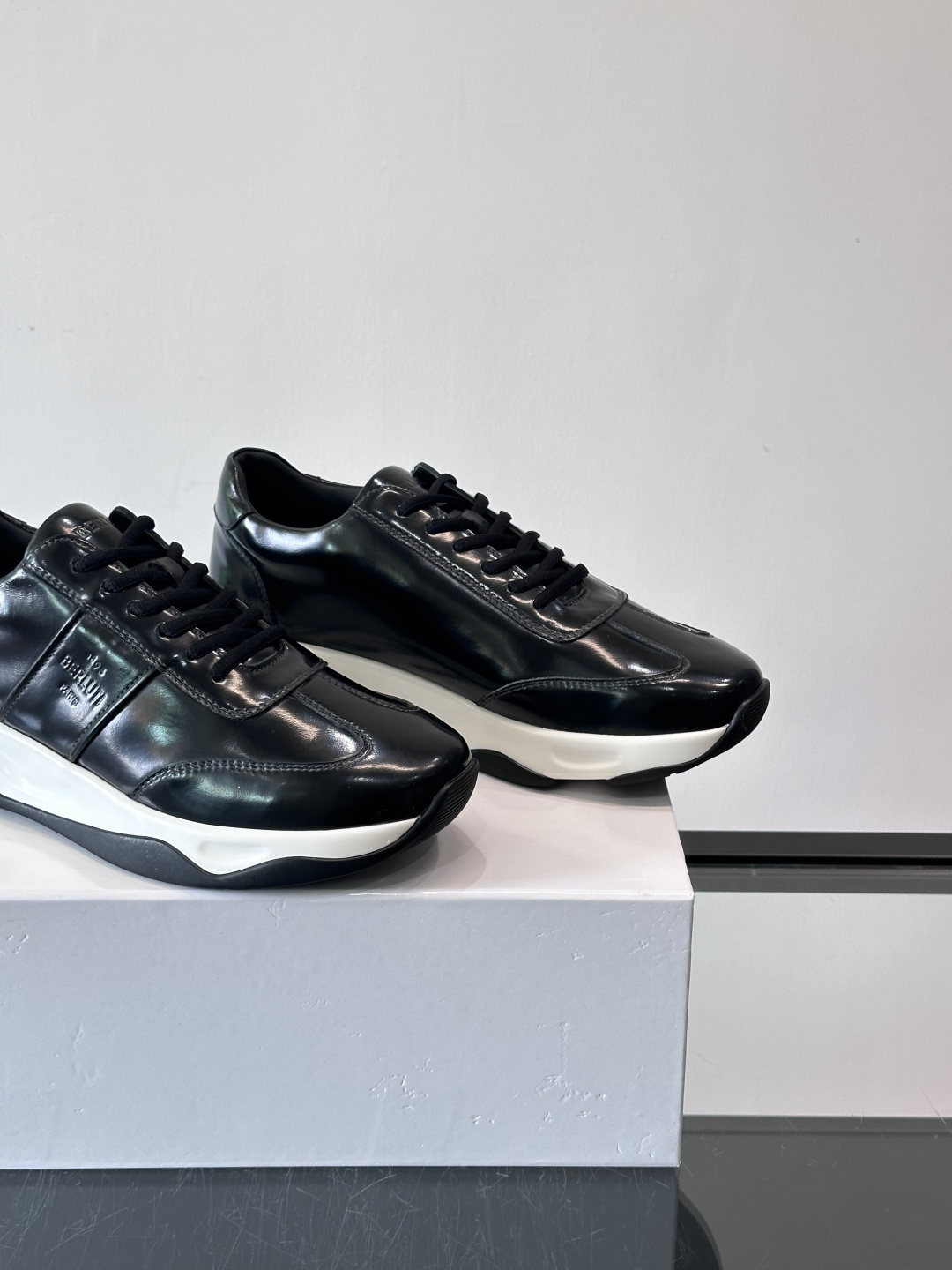 Berluti镜面金属运动鞋，意大利奢侈品牌出品，鞋面采用高光泽金属漆皮，未来感满满！鞋侧有品牌标志，细