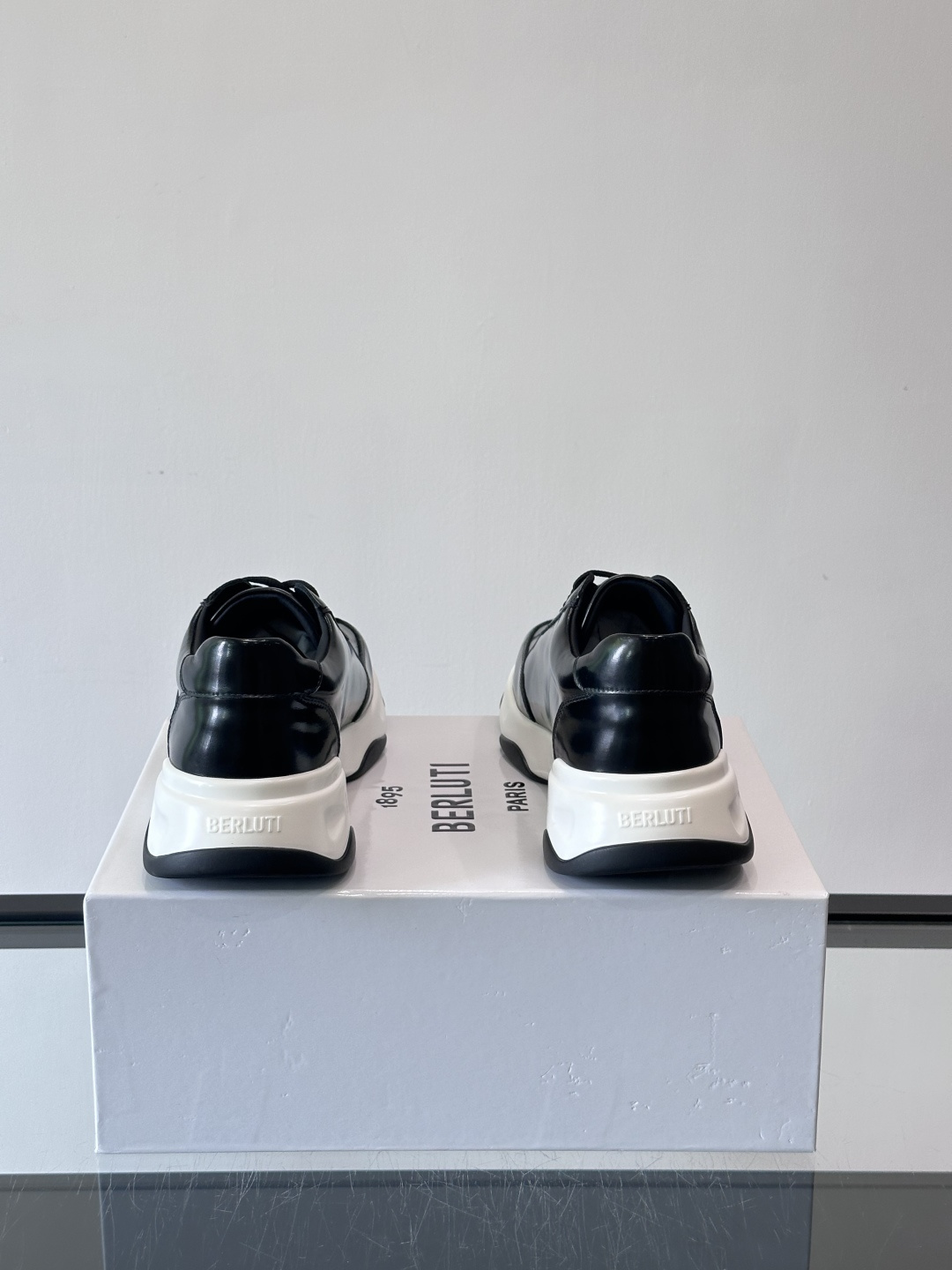 Berluti镜面金属运动鞋，意大利奢侈品牌出品，鞋面采用高光泽金属漆皮，未来感满满！鞋侧有品牌标志，细