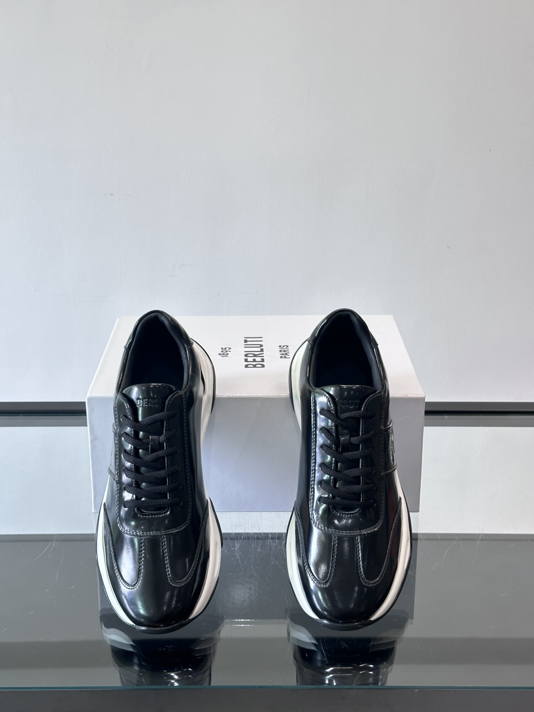 Berluti镜面金属运动鞋，意大利奢侈品牌出品，鞋面采用高光泽金属漆皮，未来感满满！鞋侧有品牌标志，细