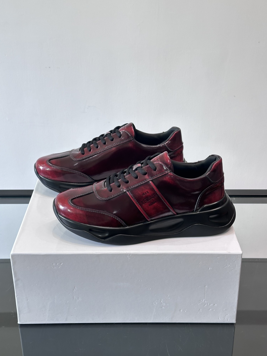 Berluti镜面金属运动鞋，意大利奢侈品牌出品，鞋面采用高光泽金属漆皮，未来感满满！鞋侧有品牌标志，细