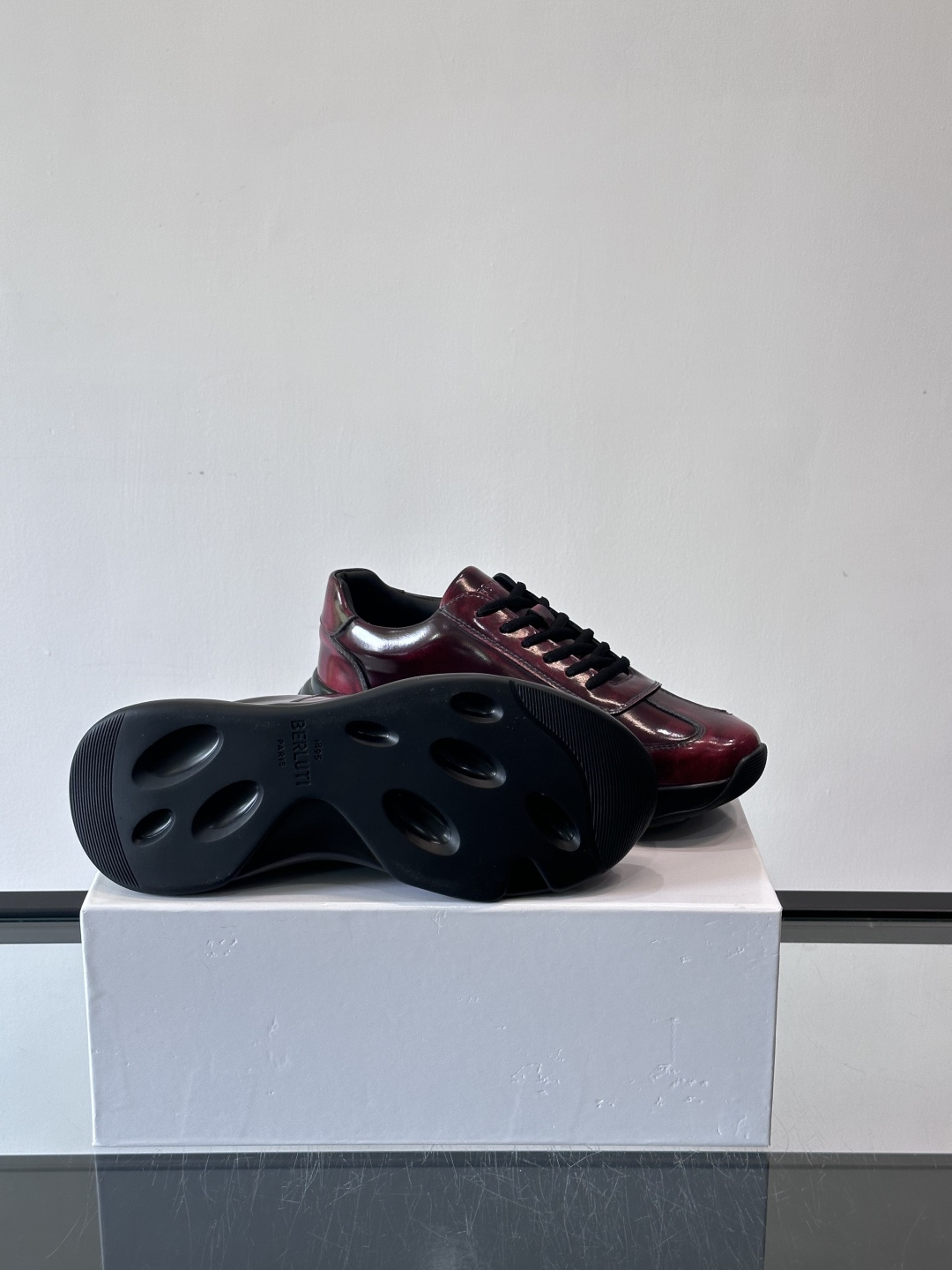 Berluti镜面金属运动鞋，意大利奢侈品牌出品，鞋面采用高光泽金属漆皮，未来感满满！鞋侧有品牌标志，细