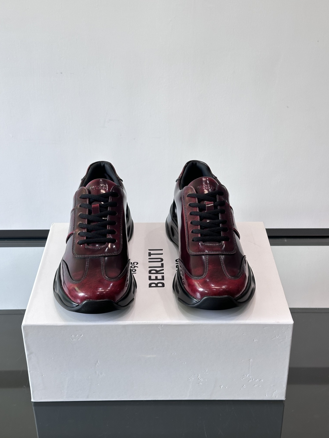 Berluti镜面金属运动鞋，意大利奢侈品牌出品，鞋面采用高光泽金属漆皮，未来感满满！鞋侧有品牌标志，细