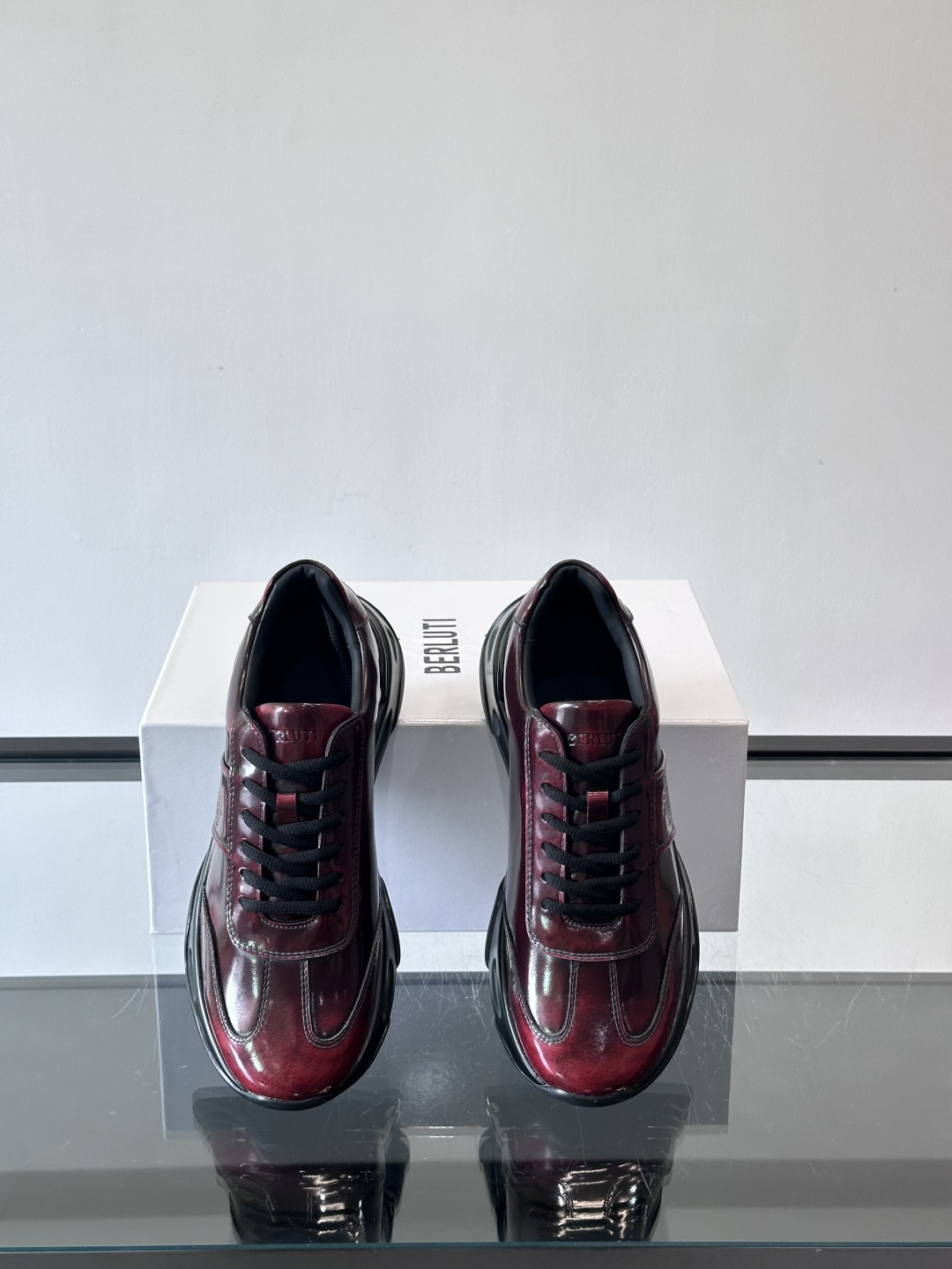 Berluti镜面金属运动鞋，意大利奢侈品牌出品，鞋面采用高光泽金属漆皮，未来感满满！鞋侧有品牌标志，细